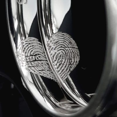 Trauringgravur-Fingerprintherz-Platin-2-Closeup-400x400