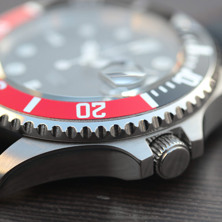 Lindner-Uhren-Diver-Rot-Schwarz-Closeup